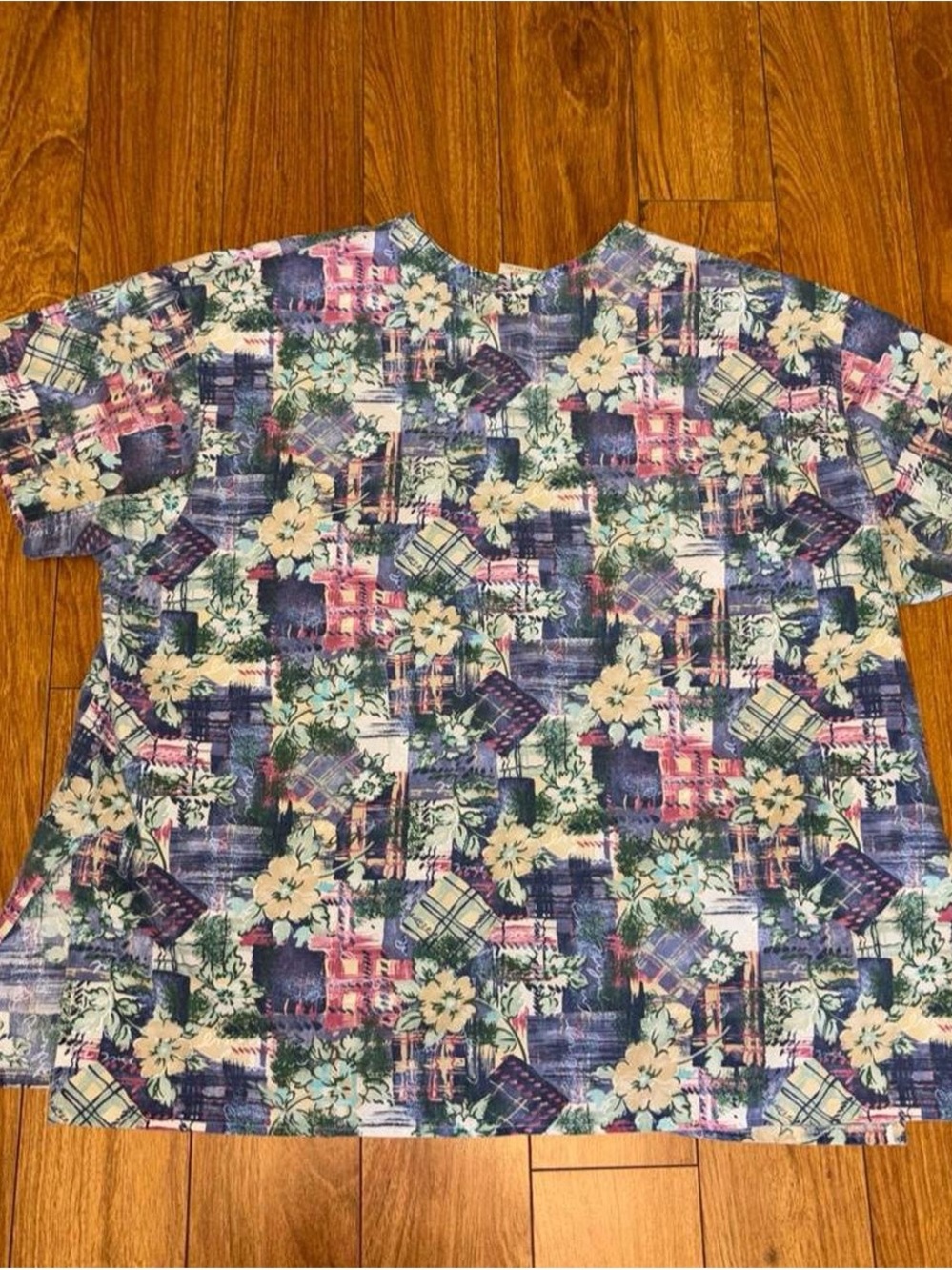 Vintage 90s scrub top with cottagecore floral design - Picture 3 of 3